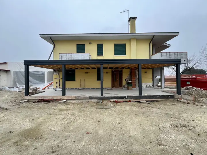 Fronte portico in metallo e legno